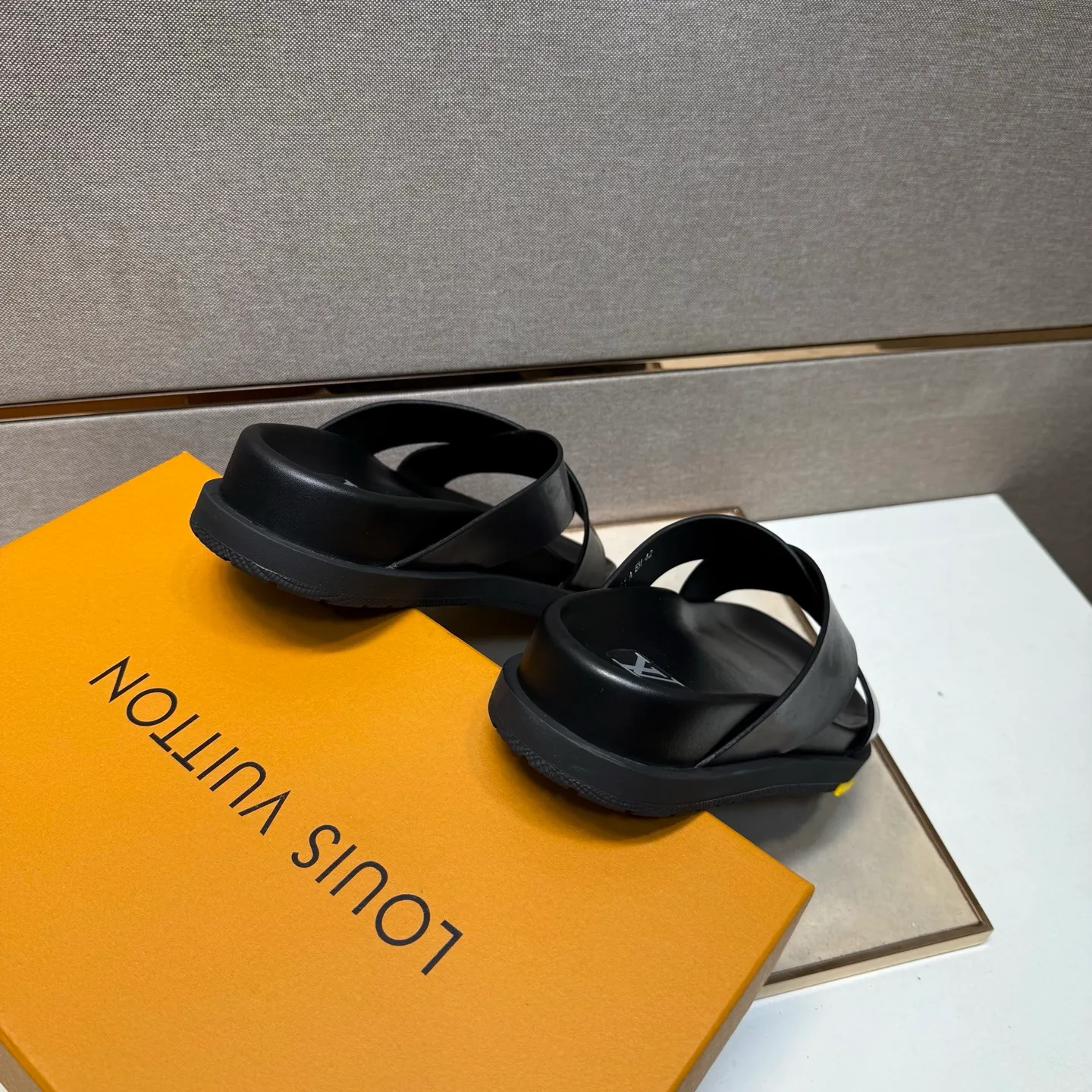 Men's men's shoes 💰pp420 [LV～] Men's casual slippers 2025z cabinet sales simultaneously 🔶Size: 38-44#️⃣ 🔷4 colors🔜The upper is made of cowhide stitching ➕Cowhide lining, comfortable and breathable, sole: original comfortable, wear-resistant and non-slip outsole, ⚠️Real 📱Photography🎬The real thing is better📢📢📢